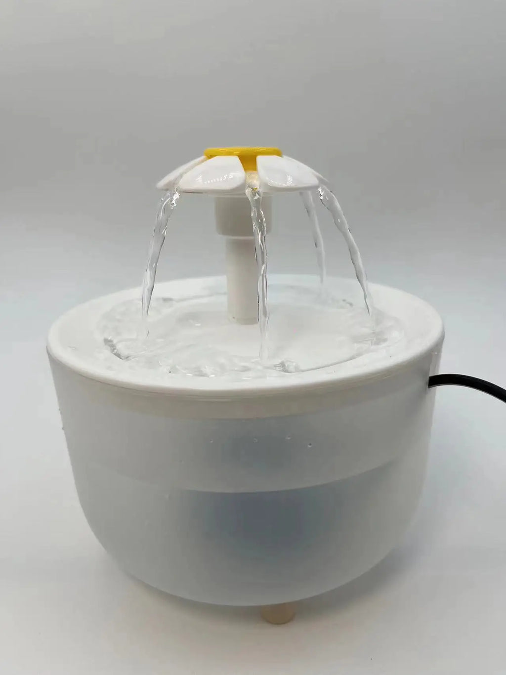 FreshFlow cat water fountain in white